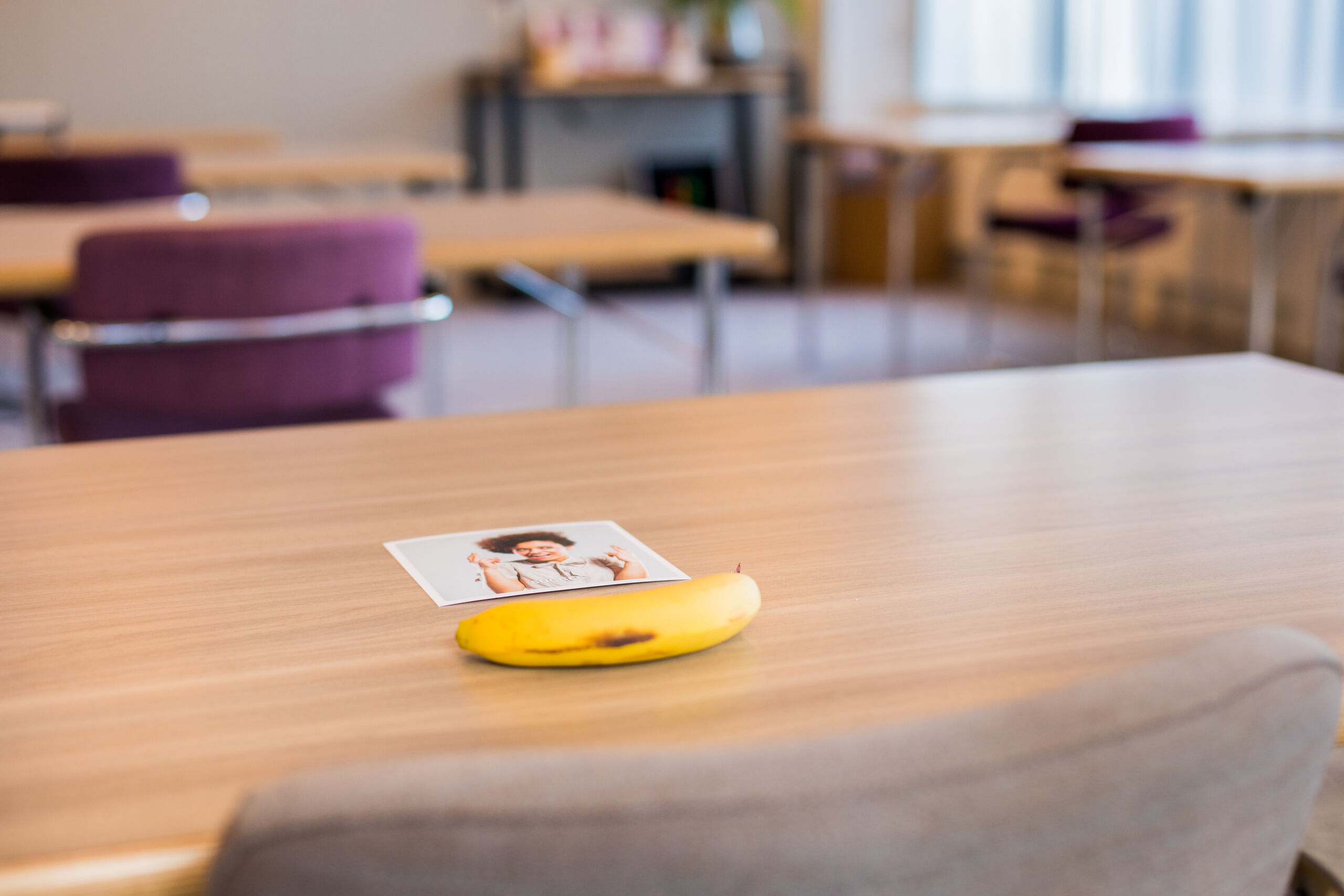 Banaan en kaart liggen klaar op tafel in vergaderzaal