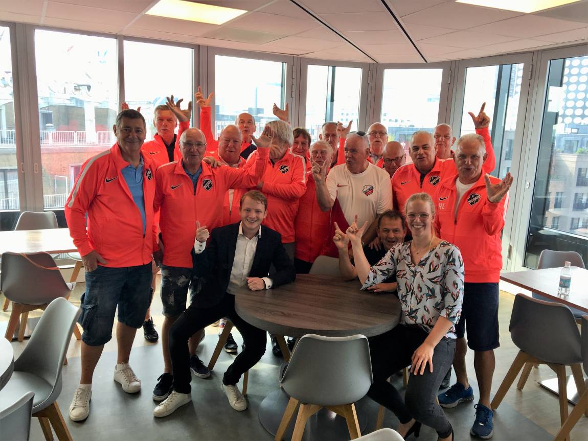 groep mensen met oranje FC Utrecht vesten