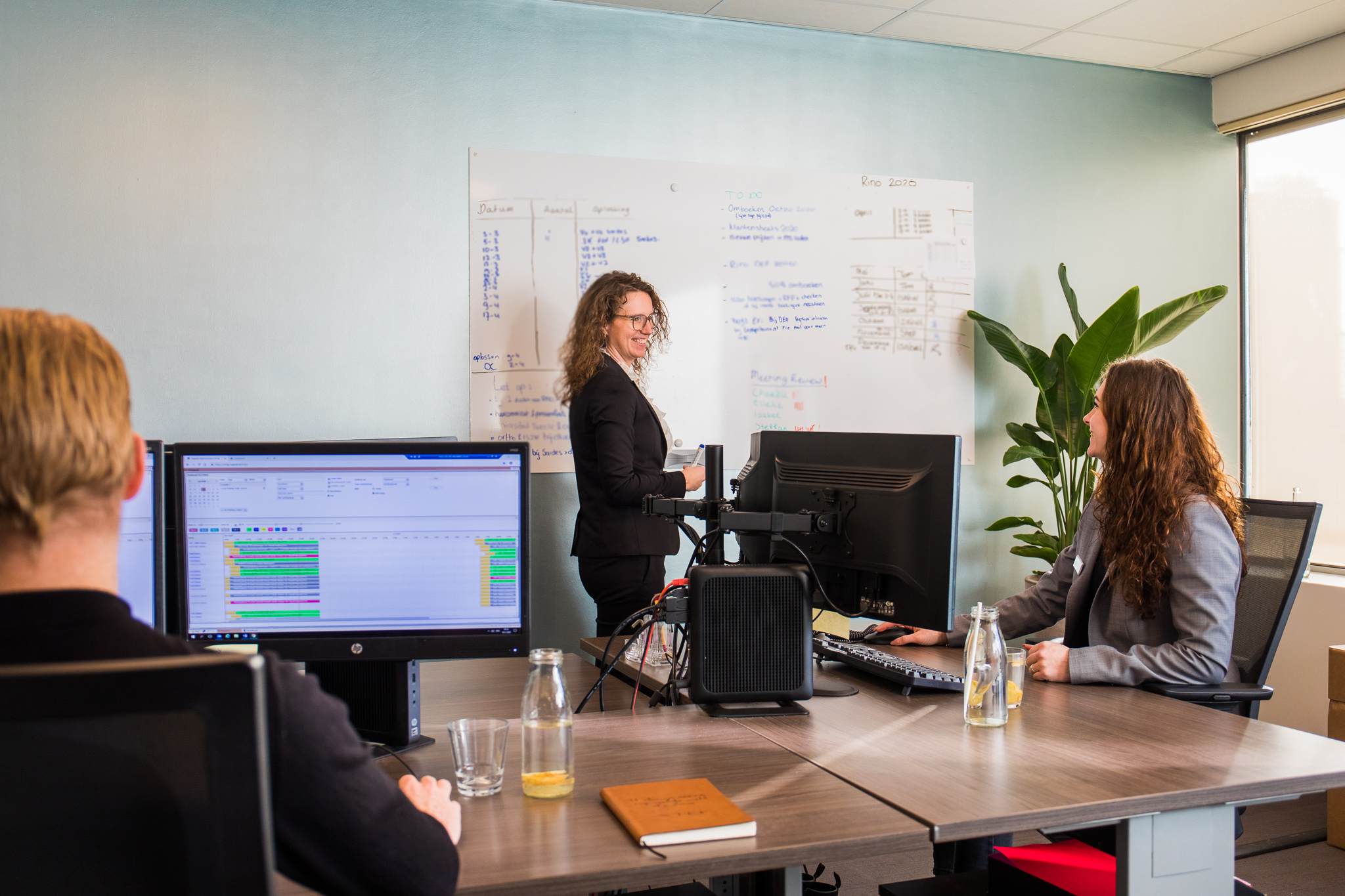 medewerkers in gesprek op kantoor