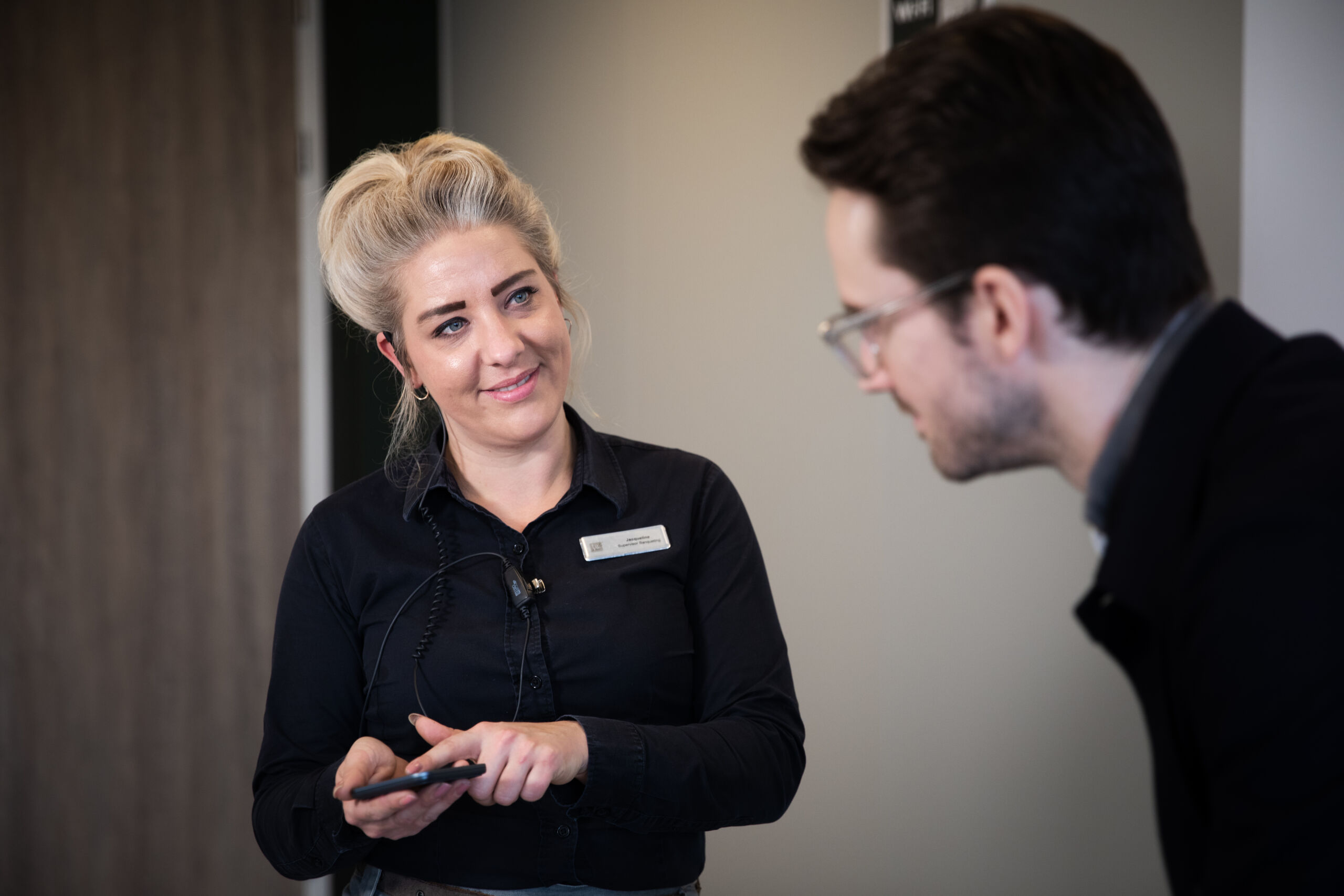 Medewerker geeft uitleg over afstandsbediening