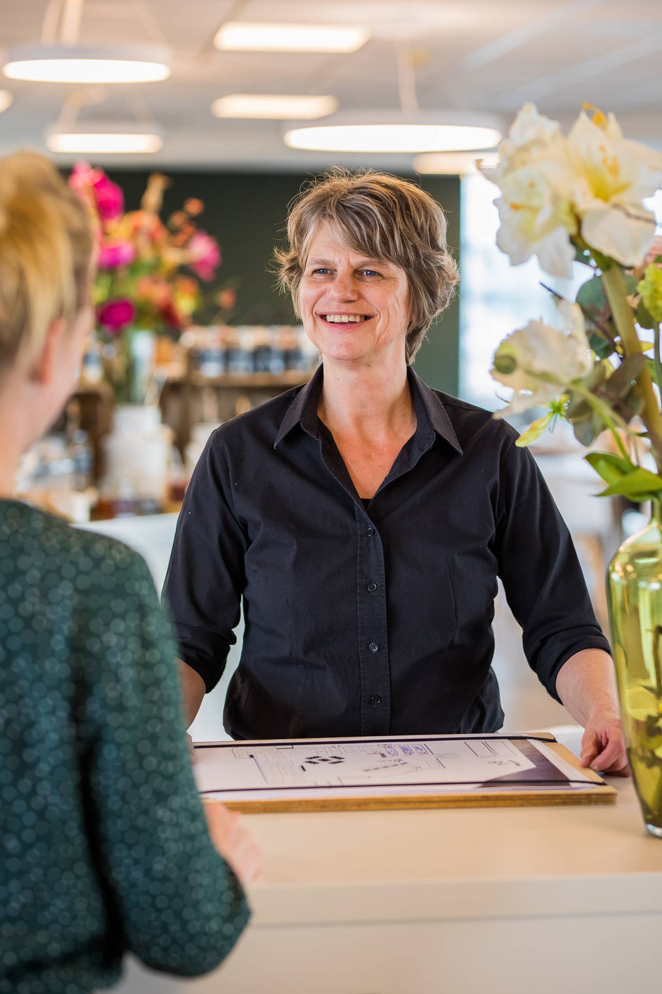 Medewerker heet gast welkom in het restaurant