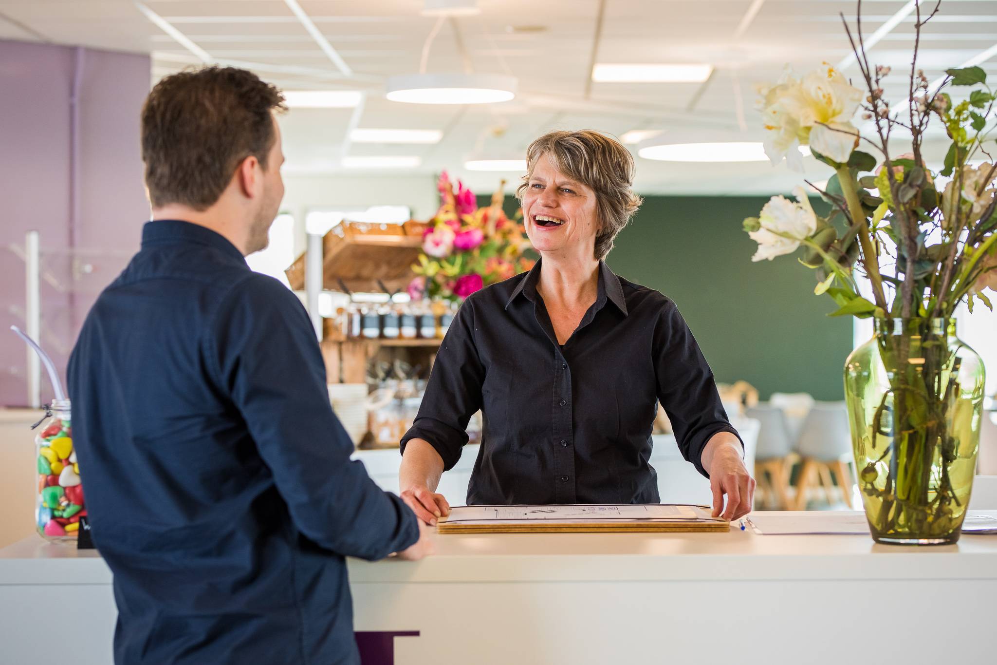 medewerker heet gast welkom in het Restaurant