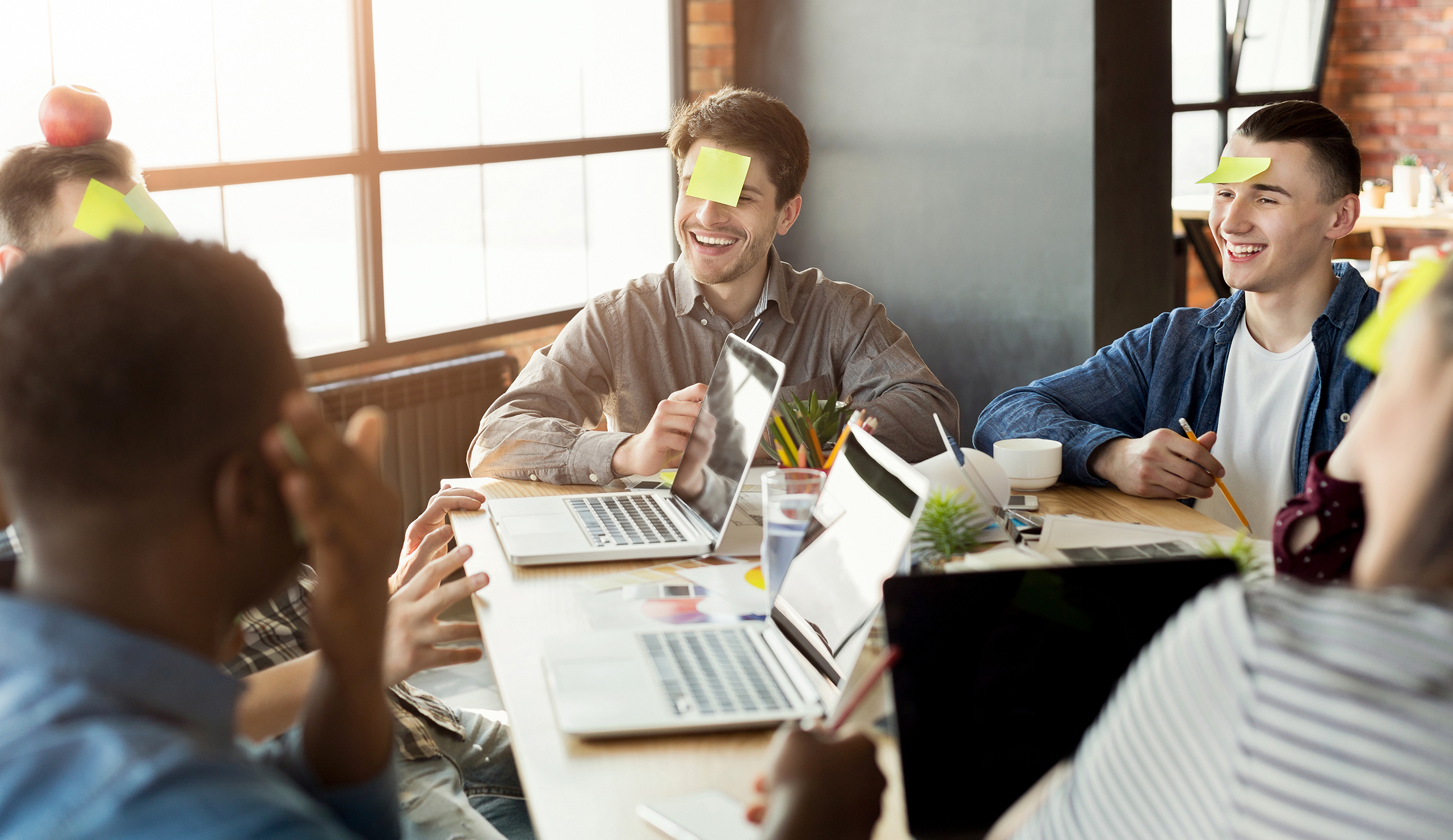 mensen met laptops en post-its op hun hoofd