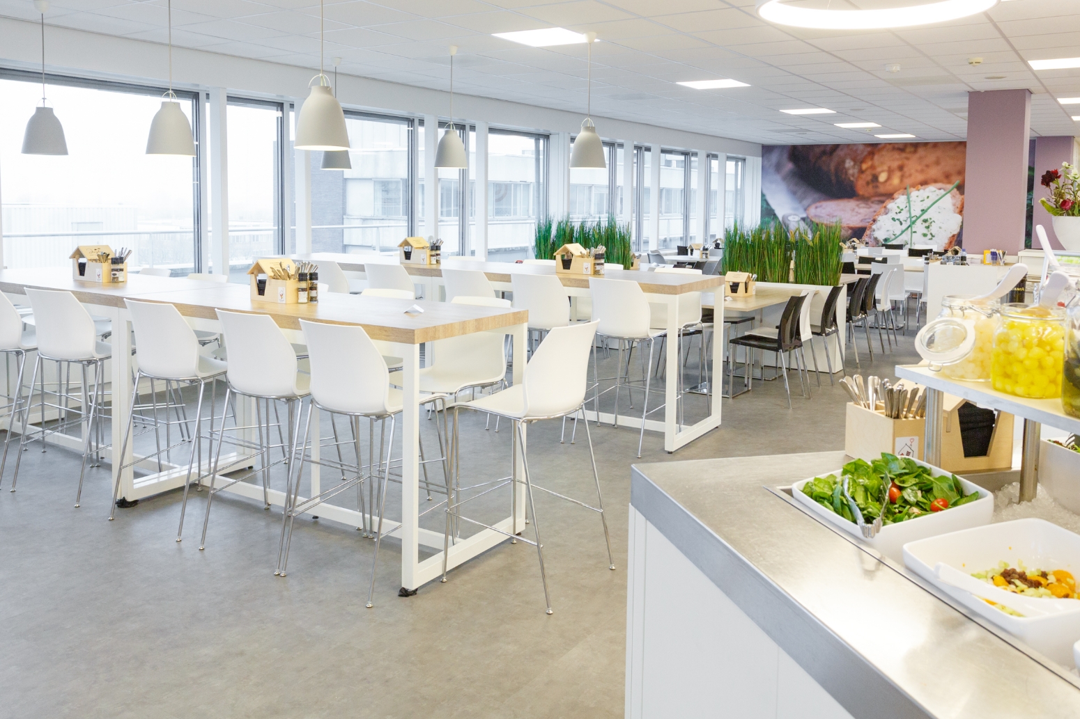 hoge tafels in het restaurant van La Vie