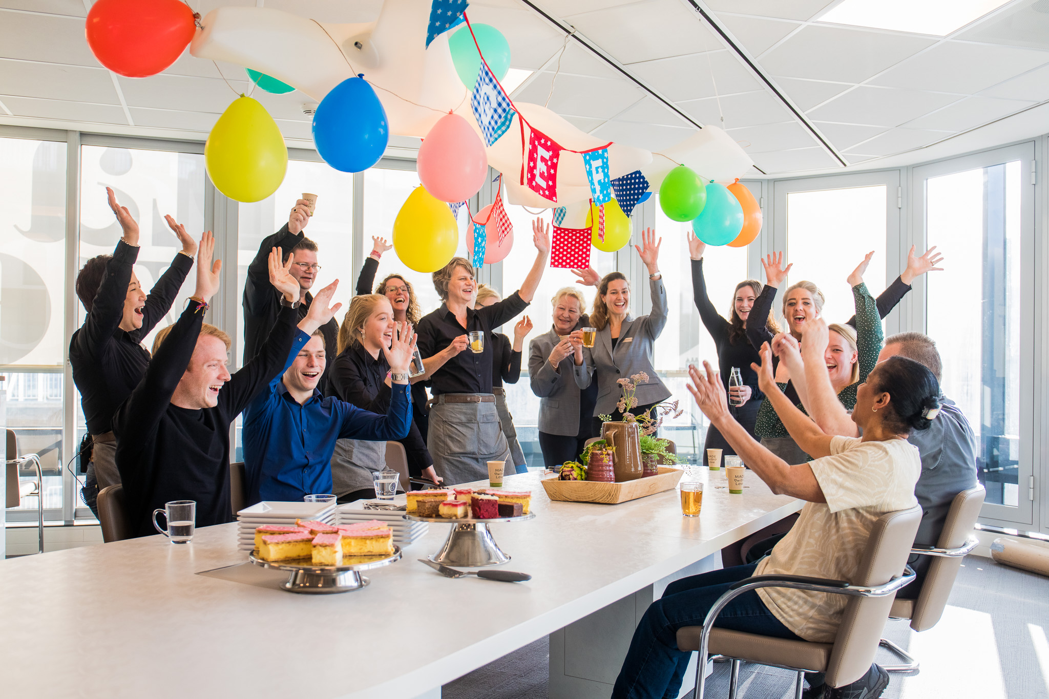 medewerkers van La Vie vieren feest aan de personeelstafel